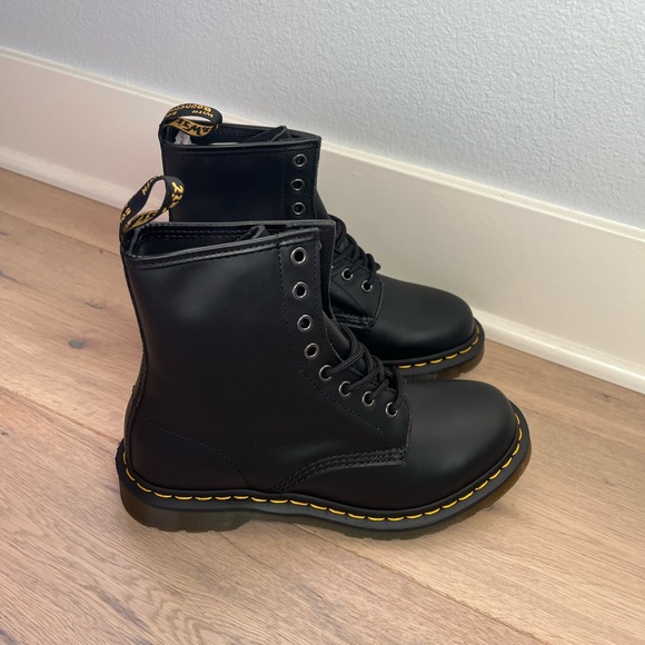 DR. MARTENS 1460 BOOT SMOOTH LEATHER - WOMEN'S NWT - Picture 4 of 8